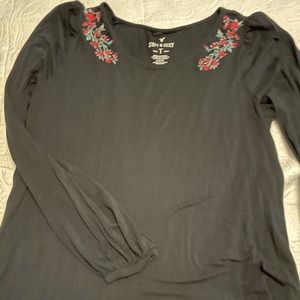 American Eagle embroidered rose t-short